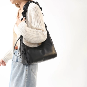 Sac sous le bras en similicuir noir au design minimaliste avec bandoulière à volants