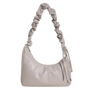 Sac demi-lune chic en similicuir beige avec bandoulière froncée et pompon tendance