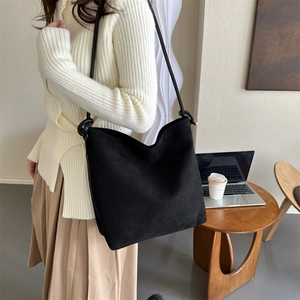 Detailaufnahme der schwarzen matten Hobo-Tasche mit Lederriemen und Knotendetails