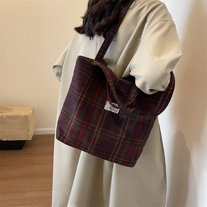 Classic retro plaid tote bag made of thick canvas fabric for daily casual commuting