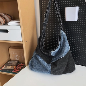 Dettaglio della borsa hobo in denim lavato con design patchwork e stile streetwear