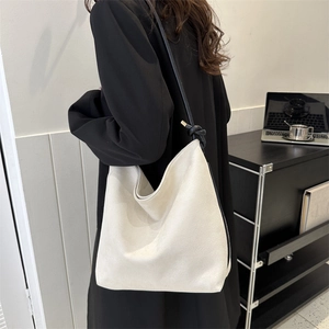 Minimalistische beige Wildleder-Einkaufstasche mit schwarzen Knotengurten für das Büro