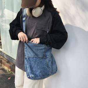 Grande borsa a tracolla in denim lavato con acido in stile urbano per donne esterno