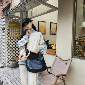 Dettaglio del set sportivo grigio e borsa a tracolla in denim in un caffè urbano