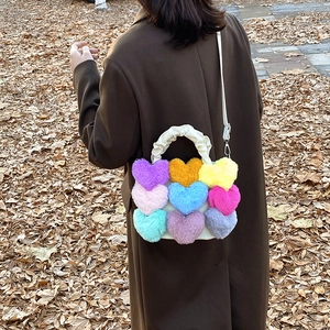 Détail du sac patchwork à cœurs en peluche colorés avec poignée froncée et bandoulière
