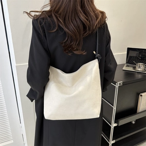 Detail der minimalistischen Hobo-Schultertasche in Off-White Wildleder mit Knotengurt