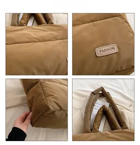 Dettaglio della borsa tote in nylon trapuntato con manici imbottiti marroni e un'etichetta