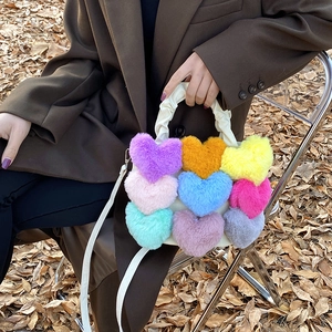 Détails des coeurs en peluche colorés et de la poignée plissée du sac bandoulière