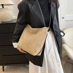 Minimalistische beige Wildleder-Umhängetasche für Damen mit eleganten schwarzen Trägern