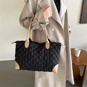 Sac Cabas Matelassé Grande Capacité pour Femmes Motif Diamant Sac à Épaule en Nylon Minimaliste Urbain Sac à Main Commuter
