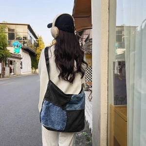 Borsa a tracolla in denim patchwork minimalista da donna con un look moderno e casual