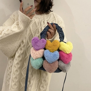 Sac à bandoulière en denim avec neuf cœurs en peluche colorés et anse en denim froncé