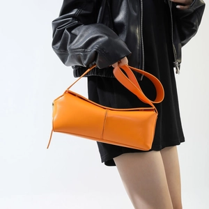 Dettaglio della borsa sottobraccio arancione in pelle PU minimalista con cuciture decorative