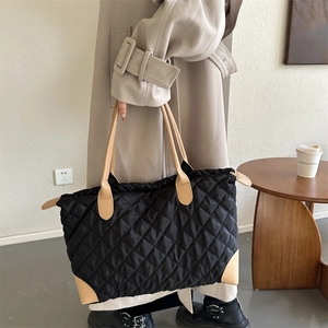 Sac fourre-tout noir matelassé avec anses marron, grand sac à bandoulière pour femme