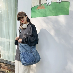 Grande borsa a tracolla in denim lavato blu scuro con cuciture minimaliste