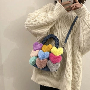 Sac bandoulière en jean chic avec cœurs en peluche colorés dans un selfie miroir stylé