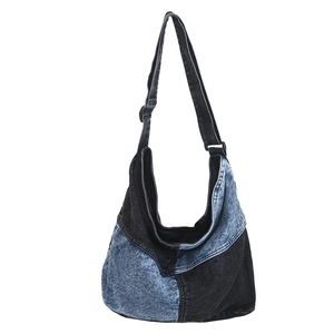 Borsa hobo minimalista in patchwork di denim blu e nero con tracolla regolabile