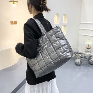 Borsa Tote Trapuntata da Donna Grande Capacità in Nylon Metallico Borsa a Spalla Casual Invernale Imbottita Borsa a Mano Moda Hobo Bag