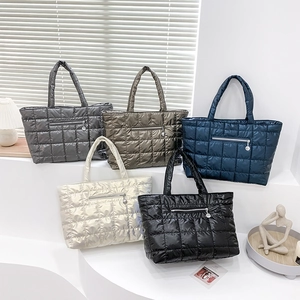 Cinque borse tote trapuntate in nylon metallizzato in vari colori con manici