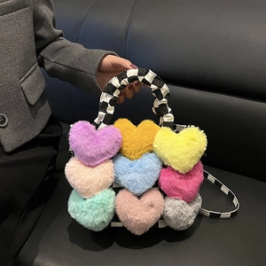 Détail du sac patchwork en cœurs de peluche colorés avec bandoulière à damier noir et blanc