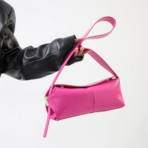 Dettaglio della borsa a tracolla magenta in pelle PU con fibbie in metallo dorato