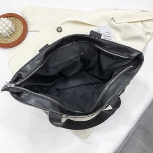 Borsa tote nera trapuntata imbottita con cerniera interna e ampi spallacci