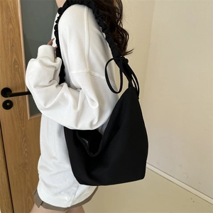 Sac bandoulière minimaliste en toile noire pour femme avec bandoulière froncée et nœud