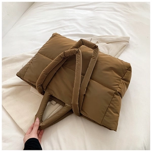 Vue détaillée de dessus d'un sac cabas en duvet matelassé caramel avec anses rembourrées