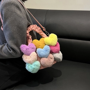 Détail du sac patchwork en cœurs de peluche colorés avec poignée rose froncée et bandoulière