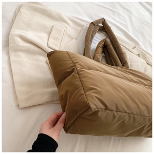 Vue détaillée du sac cabas matelassé caramel avec rembourrage doux et coutures