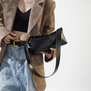 Borsa sottobraccio rettangolare nera minimalista con tracolla larga e fibbia dorata