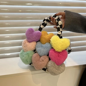 Détail des cœurs en peluche colorés et de la poignée en damier d'un sac à main design