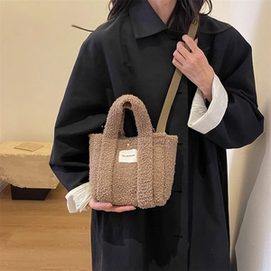 Détail d'un mini sac cabas en polaire marron avec bandoulière tissée et étiquette de marque