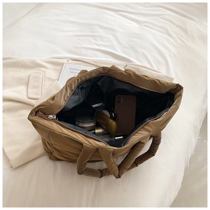 Vue intérieure du sac cabas matelassé marron montrant l'espace pour les cosmétiques