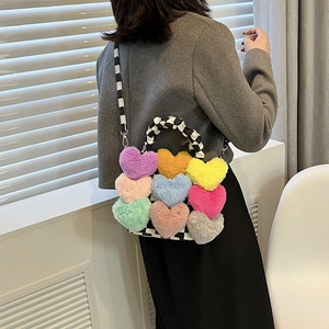 Détail de cœurs en peluche colorés et motif à damier sur le sac à bandoulière femme