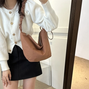Sac bandoulière minimaliste en toile marron avec bandoulière froncée tendance pour femme