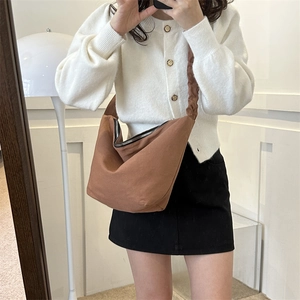Vue détaillée du sac hobo en toile marron avec bandoulière plissée et fermeture éclair