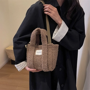 Détail d'un mini sac cabas en peluche marron avec étiquette Milldi Plan et bandoulière