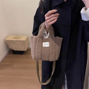 Vue détaillée du sac bandoulière en peluche marron avec étiquette tissée HILLDI PLAN