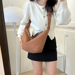 Sac demi-lune en toile marron avec large bandoulière et fermeture éclair stylée