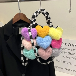 Détail des décorations de cœurs en peluche colorés et de la bandoulière à damier du sac