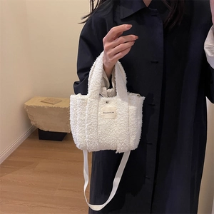 Détail du sac cabas blanc en peluche avec étiquette Killdi Plan et bandoulière