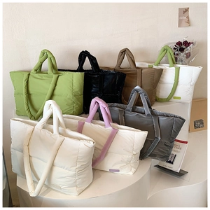 Détail des sacs cabas rembourrés et matelassés déclinés en plusieurs coloris tendance