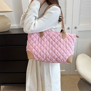 Grand sac cabas matelassé rose avec poignées en cuir marron et motif à losanges chic