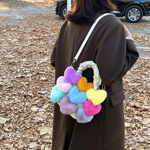 Sac à Épaule en Denim pour Femmes avec Coeurs en Peluche Colorés Poignée Froncée Petit Sac Bandoulière Cylindrique Mode Hiver