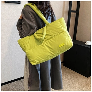 Dettaglio della borsa tote trapuntata verde lime con morbida texture imbottita