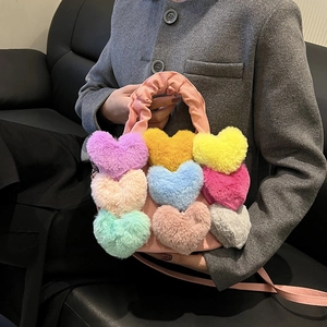 Sac à main en denim rose avec des cœurs en peluche colorés et une poignée plissée femme