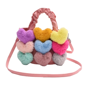 Sac bandoulière en toile rose avec neuf cœurs en peluche colorés et anse froncée