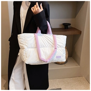Borsa tote imbottita in piumino con manici viola imbottiti e dettaglio etichetta