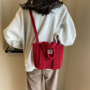 Gros plan détaillé d'un sac bandoulière en peluche rouge avec texture douce en peau lainée